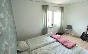 Billigt och mysigt rum i villa nära fiske i ån